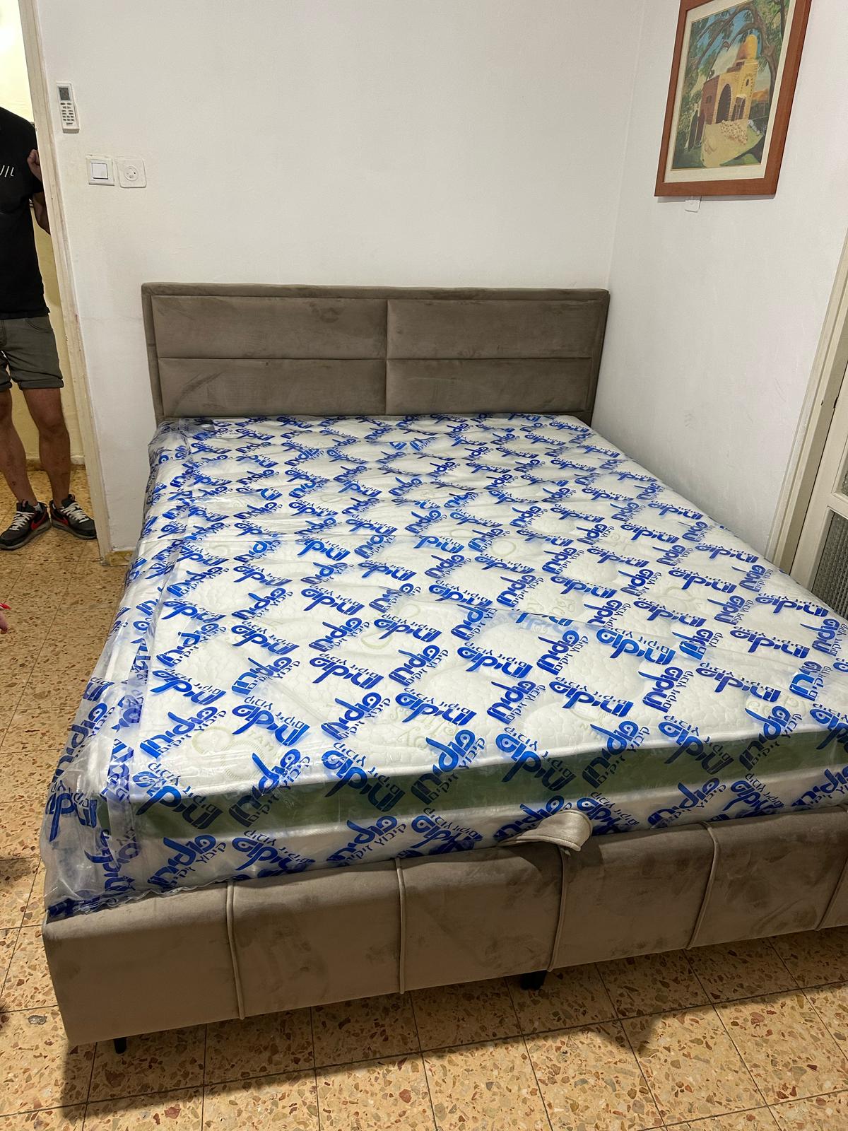 מיטה מרופדת זוגית דגם ולנסיה